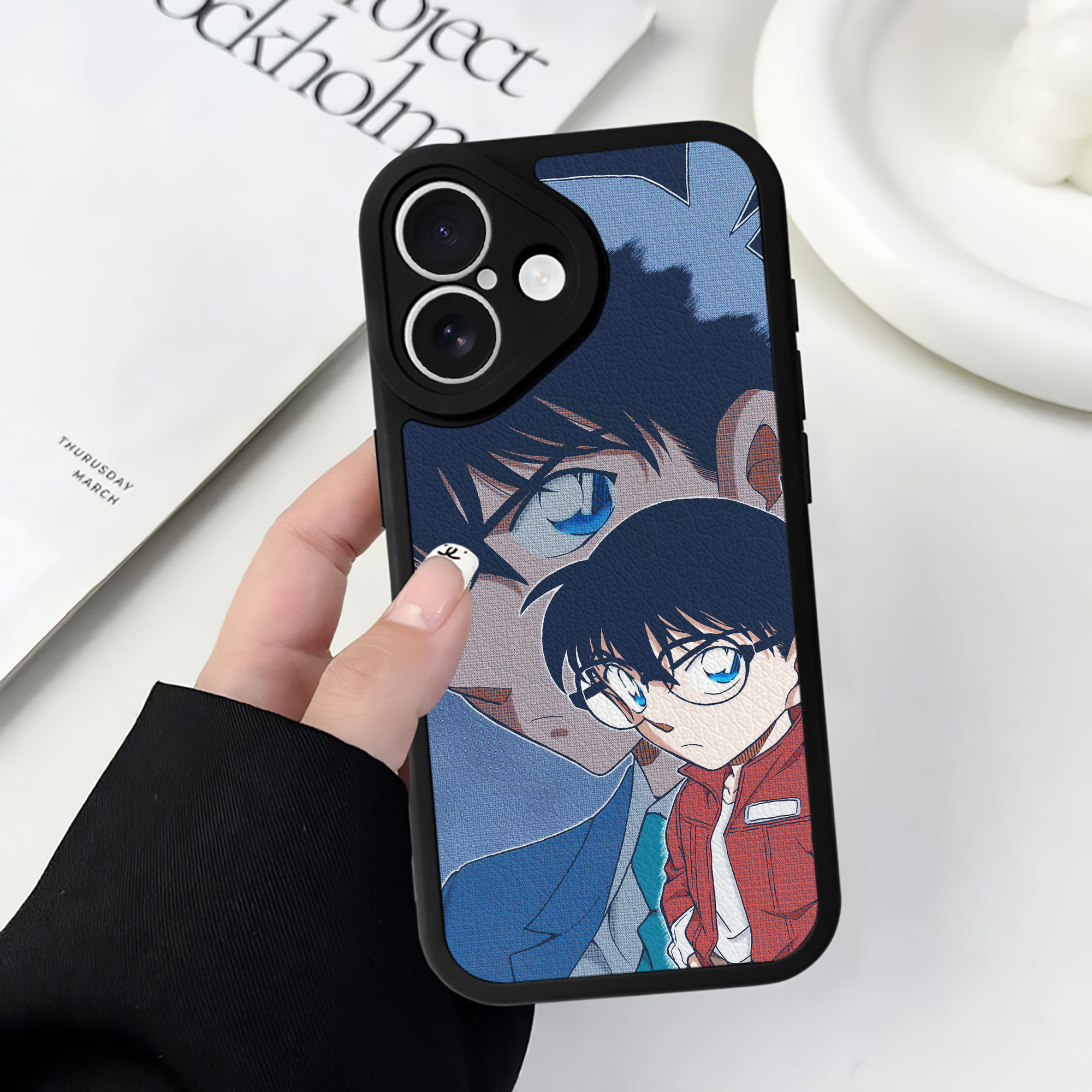 （画像用） 名探偵コナン Detective Conan 【iPhone 16シリーズ対応】シリコンスマホケース（レザー調） 材質：シリコン